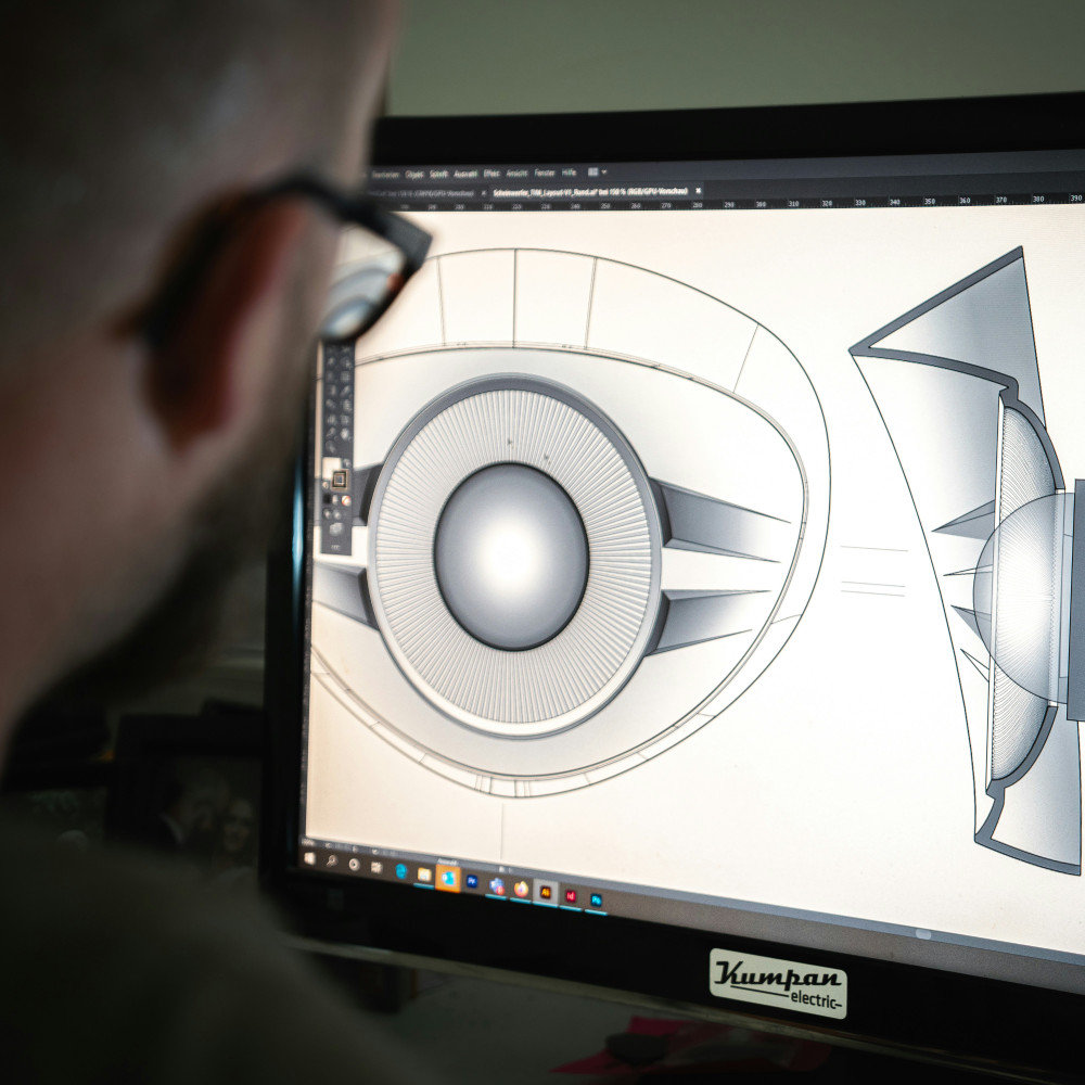 Écran d'ordinateur affichant une modélisation 3D | Photo de Kumpan Electric