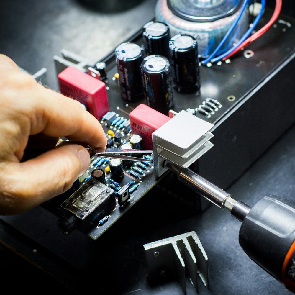 Carte électronique manipulée par un expert | Photo de Blaz Erzetic