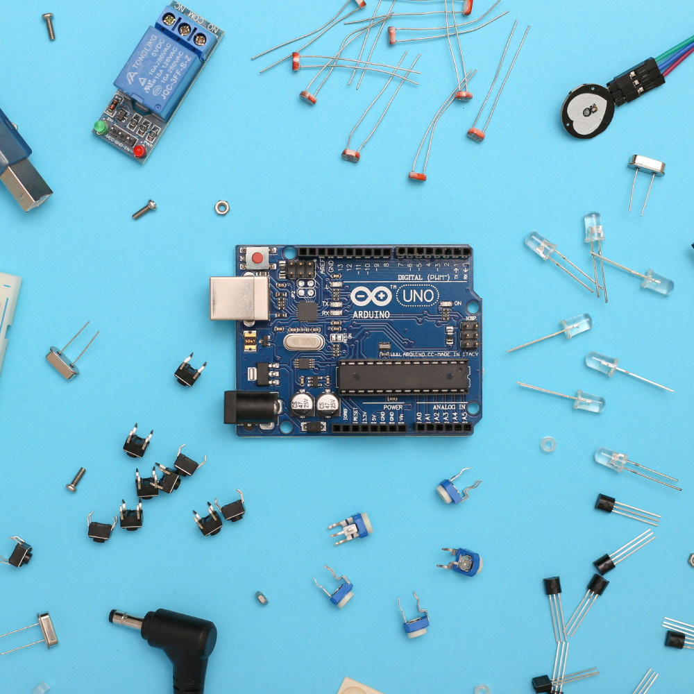 circuit imprimé et autres composants | Photo de Sahand Babali