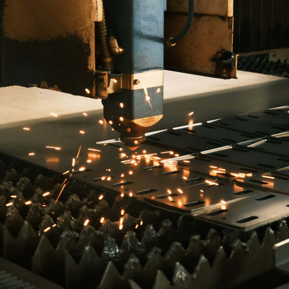 Machine de découpe laser en pleine action | Photo de Cemrecan Yurtman