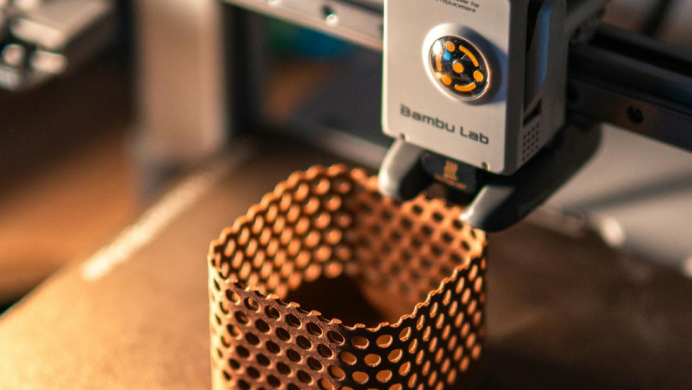 Imprimante 3D en pleine action de dépôt de fil fondu | Photo de Melih Can