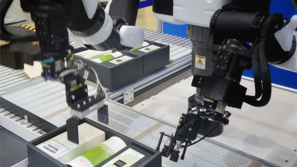 bras robotiques d'une machine industrielle | Photo de Possessed Photography